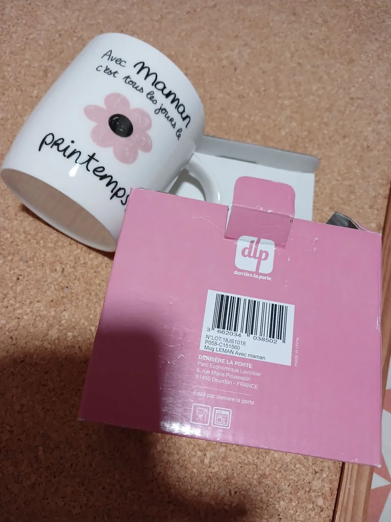 Mug derrière la porte 
